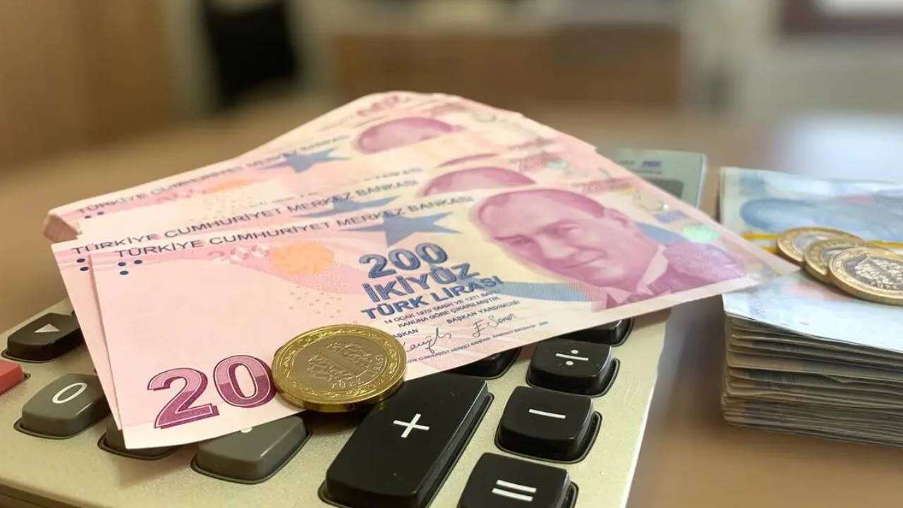 2000–2008 arası sigortalılar dikkat: SGK Uzmanı Özgür Erdursun kademeli emeklilik için o tarihi işaret etti! 14